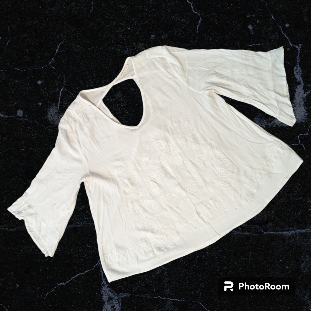 Miss Love White Embroidered 1/2 Bell Sleeve Key Hole Back High Low Top Women's L